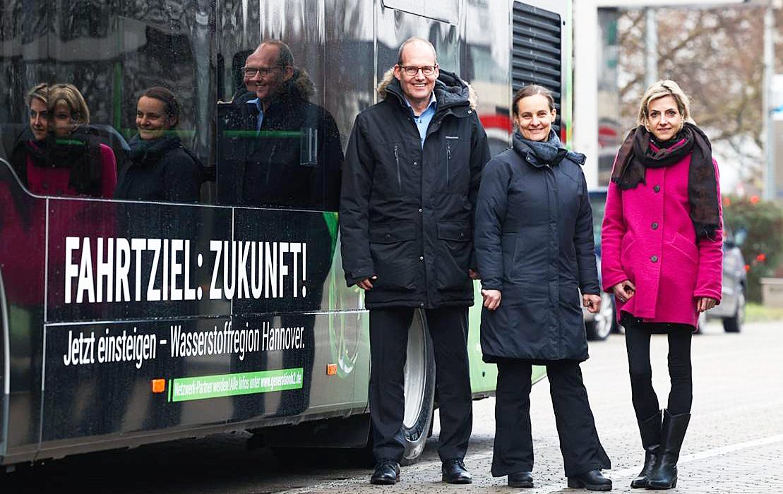 Wirtschafts- und Verkehrsdezernent Ulf-Birger Franz, Tanja Göbler, Wirtschaftsförderung der Region Hannover und ÜSTRA-Vorständin und regiobus-Geschäftsführerin Elke Maria van Zadel haben die Busse im H2-Design präsentiert.
