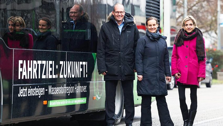 Wirtschafts- und Verkehrsdezernent Ulf-Birger Franz, Tanja Göbler, Wirtschaftsförderung der Region Hannover und ÜSTRA-Vorständin und regiobus-Geschäftsführerin Elke Maria van Zadel haben die Busse im H2-Design präsentiert.